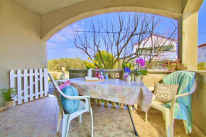 Charming and bright apt,walking distance to beach